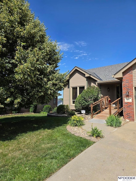 611 Diamond Ln, Papillion, NE 68133