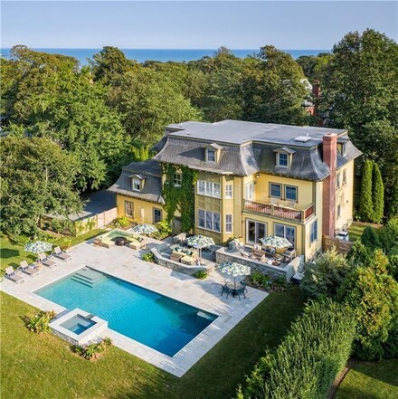 104 Old Beach Rd, Newport, RI 02840