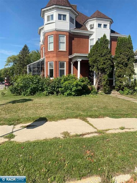 202 N 5th Ave, Virginia, MN 55792