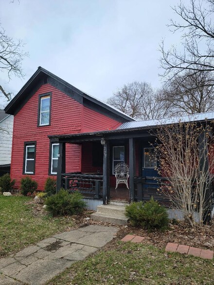 203 E Telegraph St, Dowagiac, MI 49047