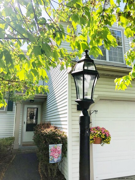 7 Viewpoint Dr, Troy, NY 12182