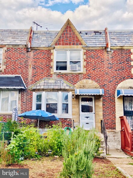 2105 Friendship St, Philadelphia, PA 19149