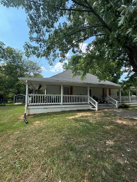 2 Brownlee St, Due West, SC 29639