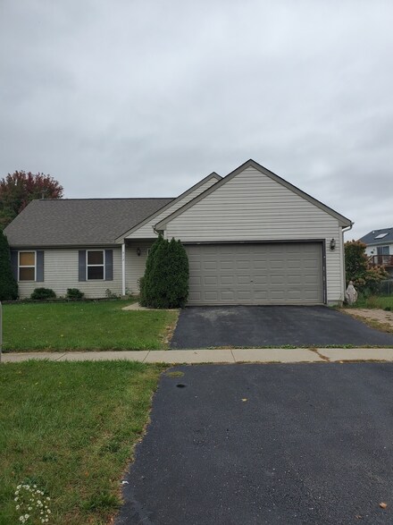 912 Joanne Ln, Harvard, IL 60033