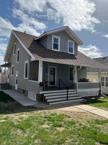 611 Oakland Dr, Council Bluffs, IA 51503