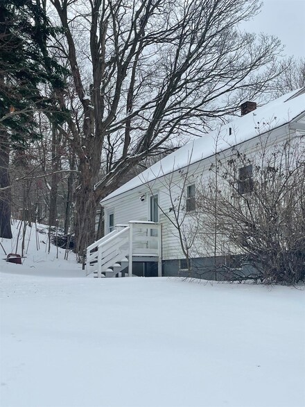 22 Hartford St, Claremont, NH 03743