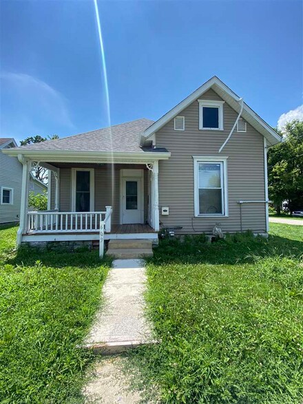 603 E 8th St, Rushville, IN 46173