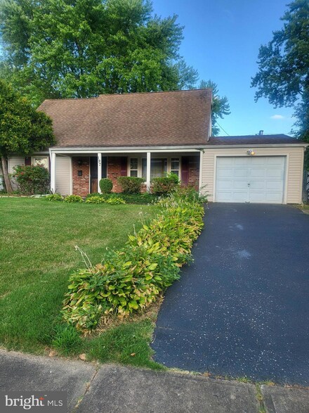 197 Evergreen Dr, Willingboro, NJ 08046
