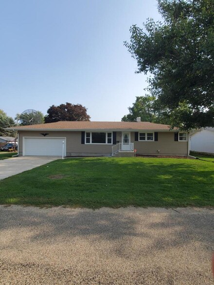 205 W Logan St, Forreston, IL 61030
