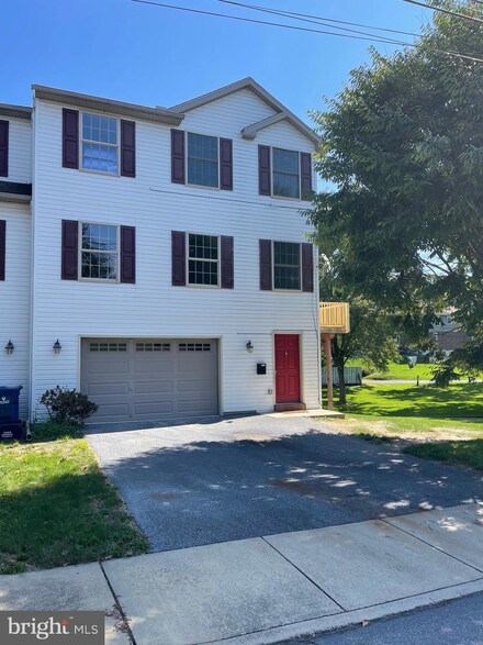 8 Lime St, Ephrata, PA 17522
