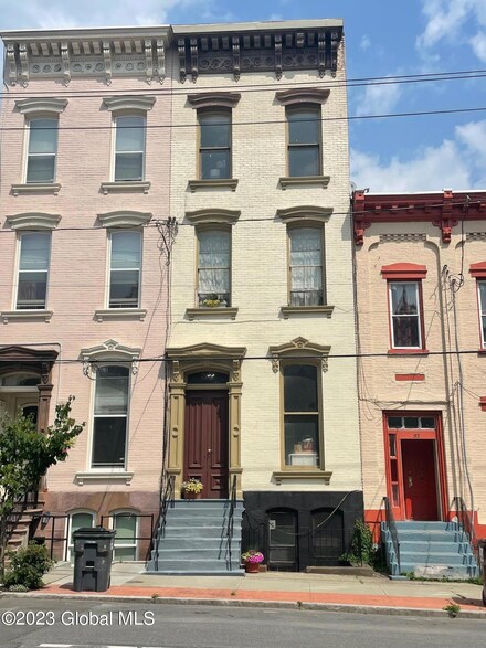 57 Ten Broeck St, Albany, NY 12210