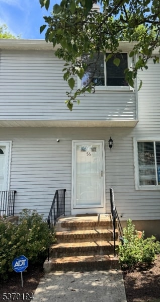 56 Woodland Dr, Roselle, NJ 07203