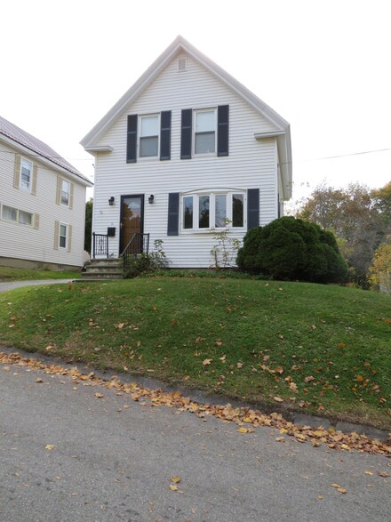 35 Kings Ct, Brewer, ME 04412