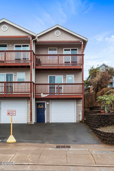1284 NW 15th St, Lincoln City, OR 97367