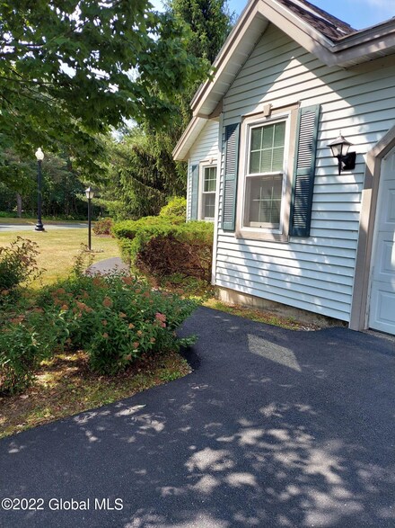 1 Meridian Ct, Troy, NY 12182