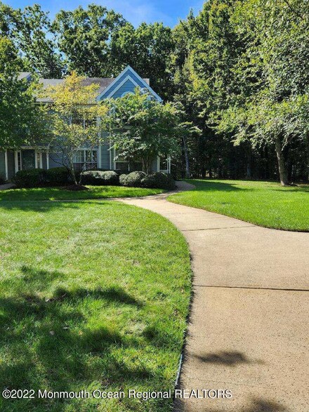 537 Laurelwood Ct, Howell, NJ 07731