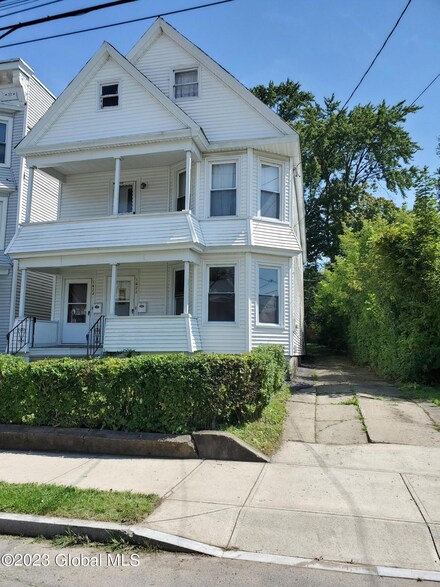 1622 Carrie St, Schenectady, NY 12308