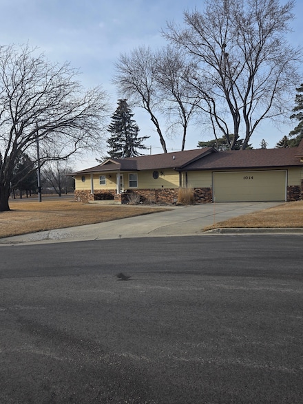 1014 River View Ct NW, Watertown, SD 57201