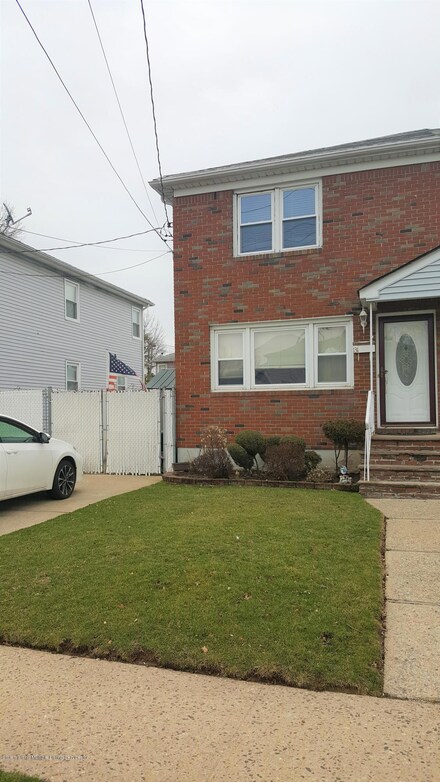 131 Cranford Ave, Staten Island, NY 10306