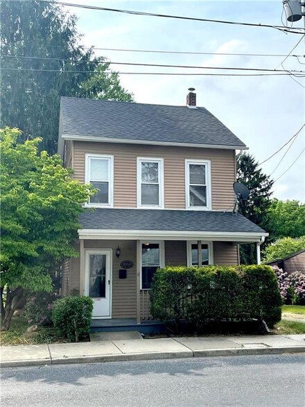 1054 Pennsylvania Ave, Emmaus, PA 18049