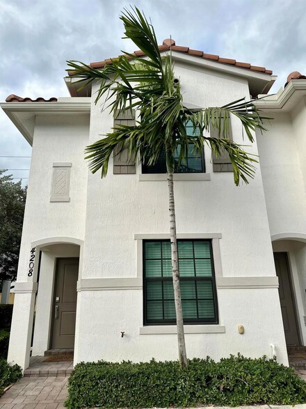 4208 Napoli Lake Dr, Riviera Beach, FL 33410