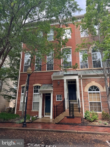 183 Martin Ln, Alexandria, VA 22304