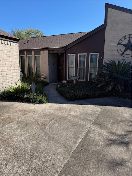 501 Pin Oak Dr, Baytown, TX 77520