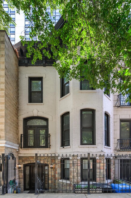 109 W Elm St, Chicago, IL 60610