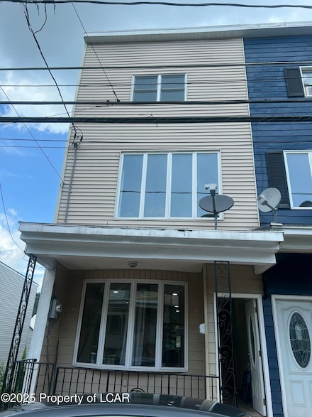 223 W Oak St, Shenandoah, PA 17976