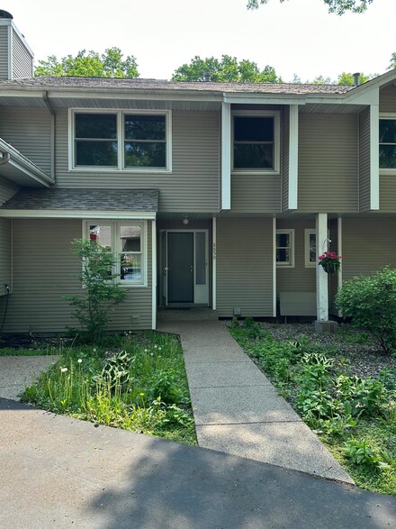 8859 Basswood Rd Unit 1, Eden Prairie, MN 55344