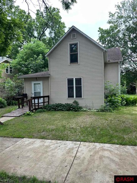 415 W Wheeler Ave, North Mankato, MN 56003