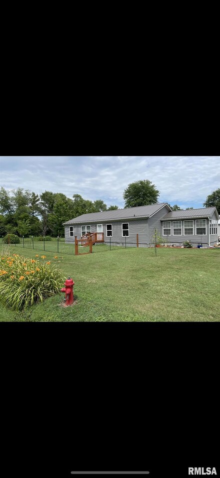 511 S 4th St, Dahlgren, IL 62828