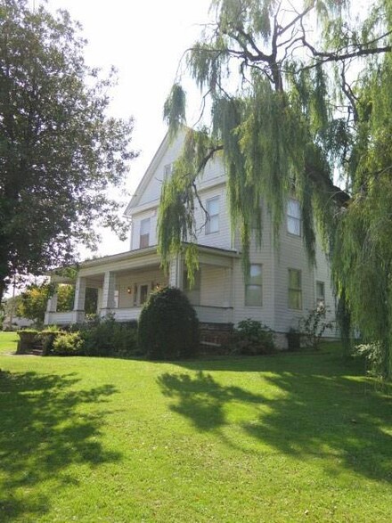 213 W Shirley St, Mount Union, PA 17066