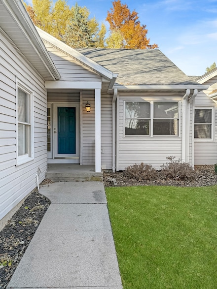 3445 Daren Dr, Freeport, IL 61032