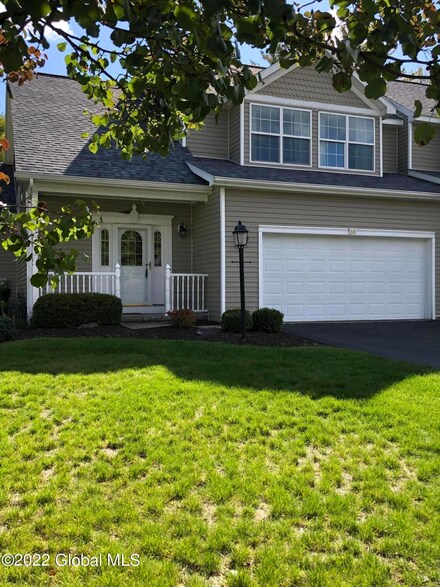 16 Hummingbird Ct, Schenectady, NY 12309