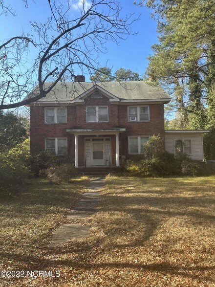 907 S Main St, Laurinburg, NC 28352