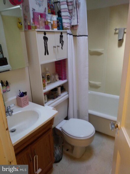 559 Timberlake Rd, Upper Darby, PA 19082