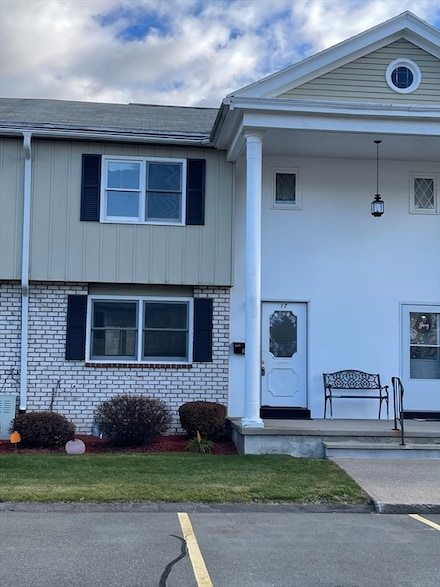 17 Yorktown Ct, Chicopee, MA 01020