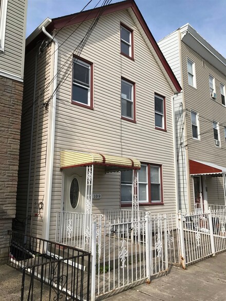 109 39th St, Union City, NJ 07087
