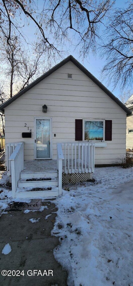 218 12th St NW, Devils Lake, ND 58301