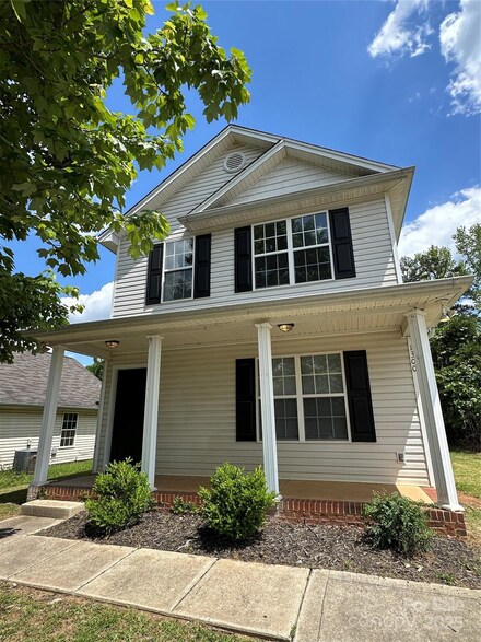 1300 Braveheart Ln, Charlotte, NC 28216