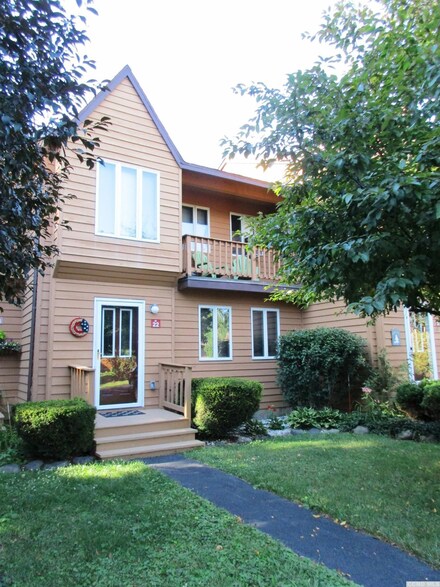 22 Glenwood Townhouse Rd, Round Top, NY 12473