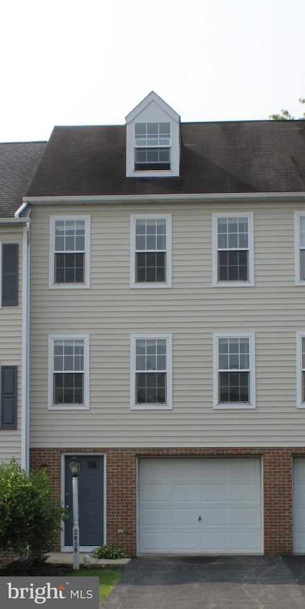 2858 Woodmont Dr, York, PA 17404