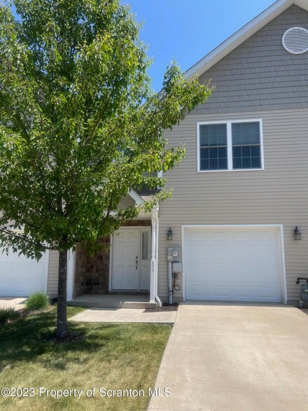 273 Shadow Wood Cir, Jermyn, PA 18433