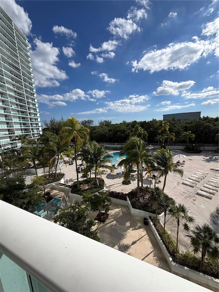 100 Bayview Dr Unit 425, Sunny Isles Beach, FL 33160