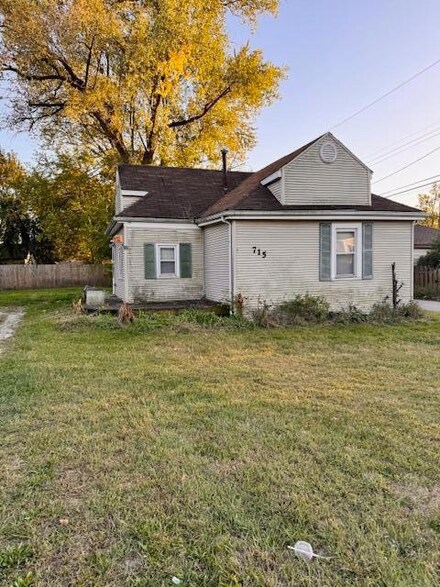 715 E Lake St, Griffith, IN 46319