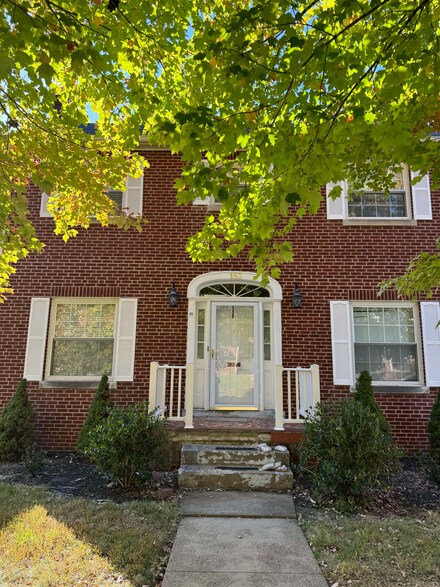 183 Edison Dr, Huntington, WV 25705