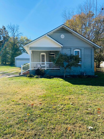 404 W Robertson St, Ozark, MO 65721