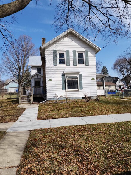 320 3rd St, Baraboo, WI 53913