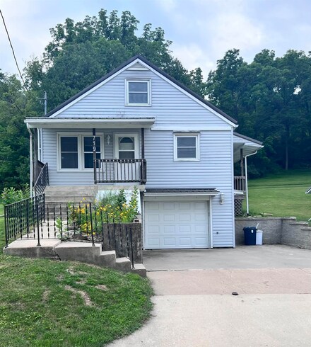 719 Davidson St NW, Elkader, IA 52043